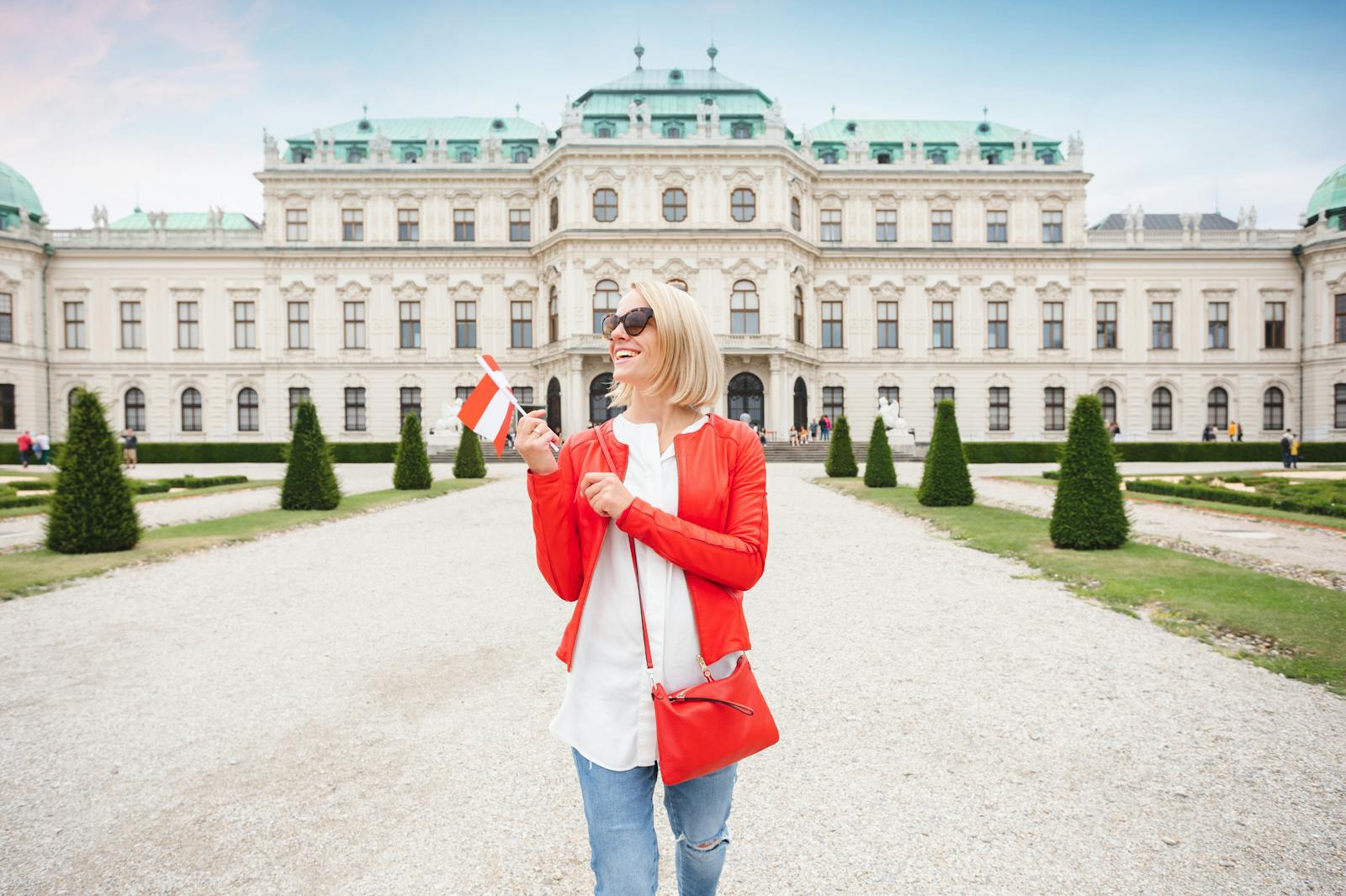 Smilende turist foran Belvedere-palasset