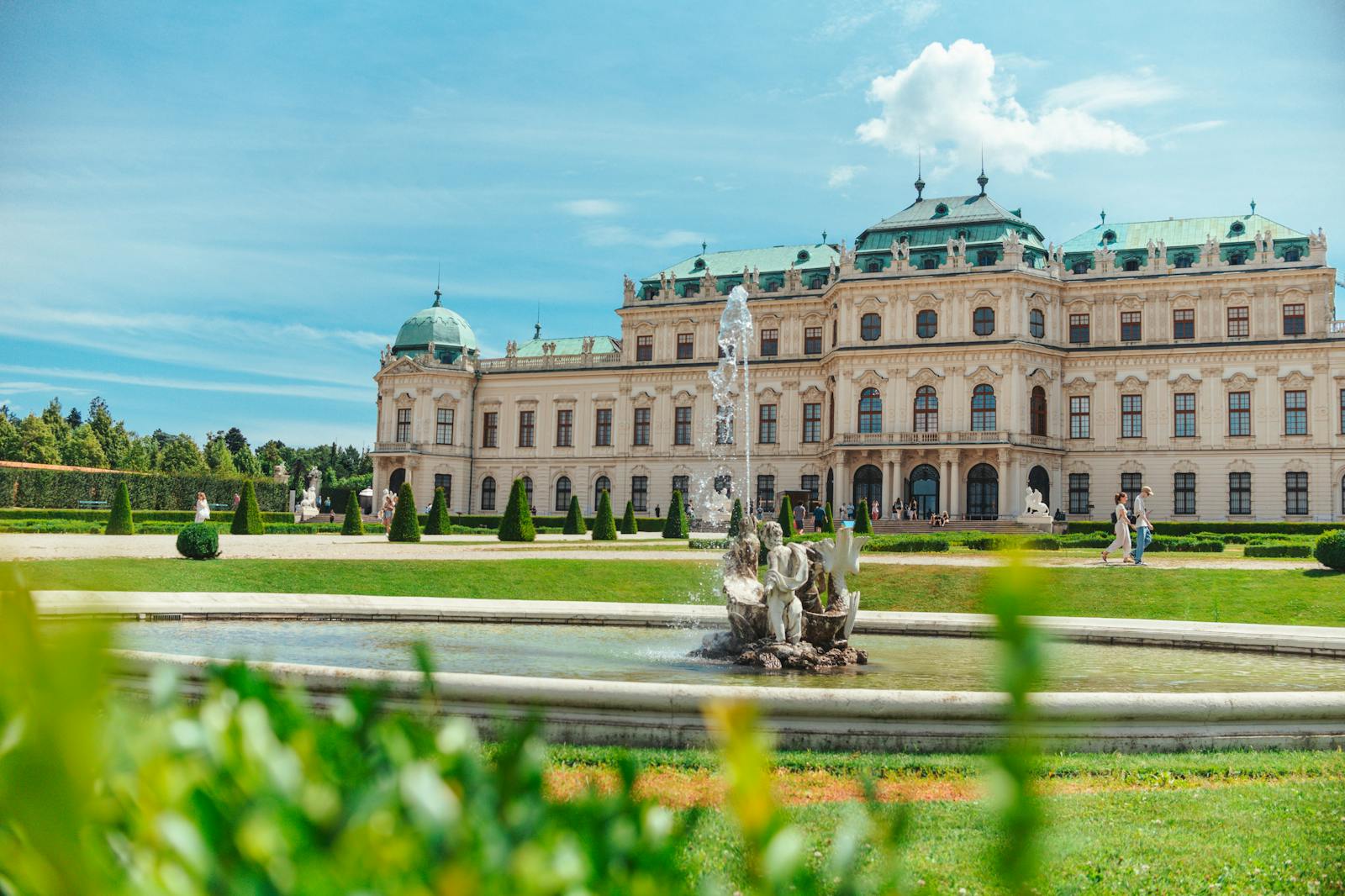 Widok na Pałac Belweder z ogrodu