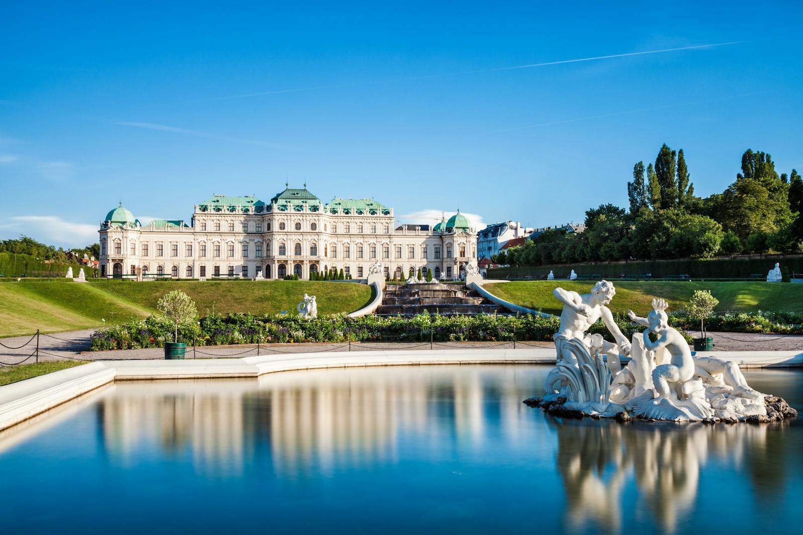 Widok Pałacu Belweder od strony basenu