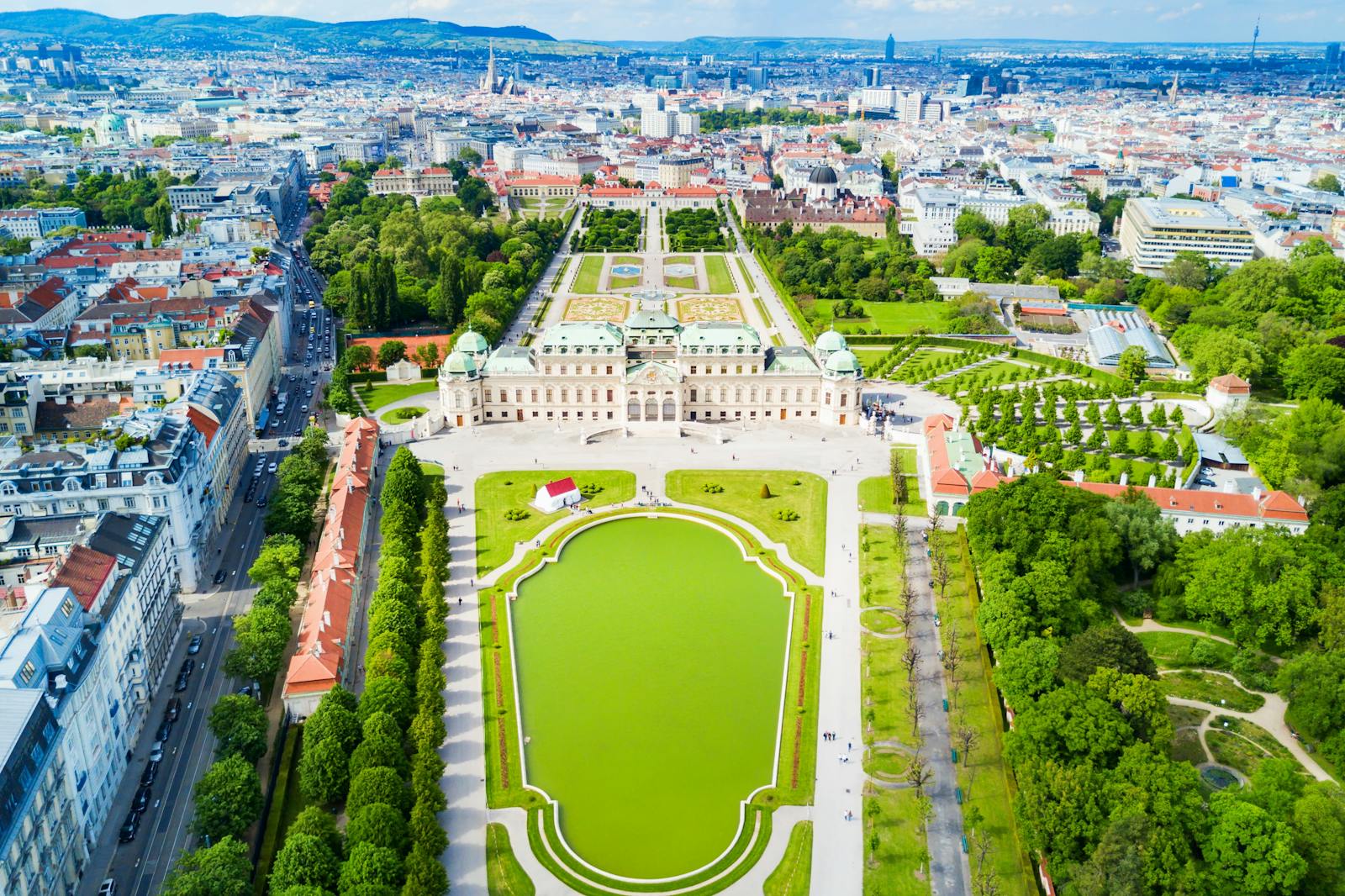 Majestätisk luftbild över Belvederepalatset